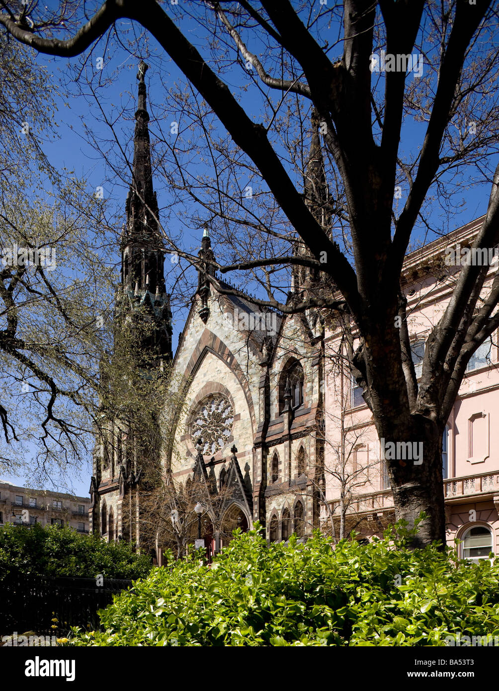 Gotische Kirche aus einem Park fotografiert Stockfoto