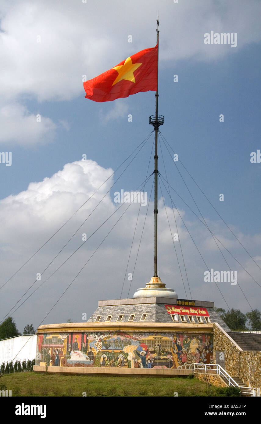 Vietnam-Flagge an der ehemaligen Grenze von Nordvietnam und Südvietnam in der Quang Tri Provinz Vietnams Stockfoto