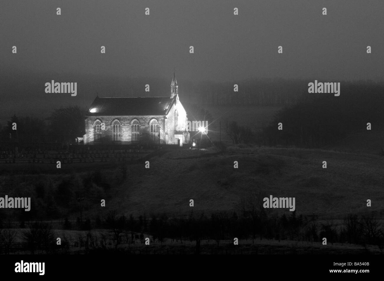 Kirk o ' Shotts Pfarrkirche in der Nacht fotografiert. Dies ist von der Autobahn M8 zwischen Glasgow und Edinburgh ersichtlich. Stockfoto