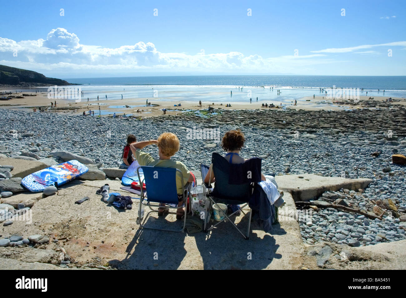 zwei Damen Sommer am Strand genießen Stockfoto