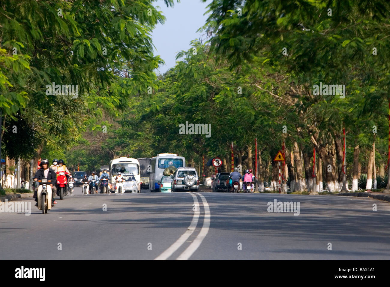 Verkehr auf der Nationalstraße 1 in Hue, Vietnam Stockfoto