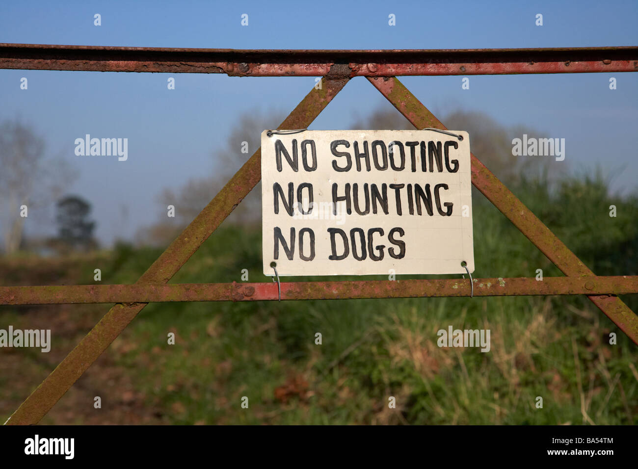 kein schießen keine Jagd keine Hunde einen alten rostigen Metall Tor Eingang zu einem Feld anmelden Stockfoto
