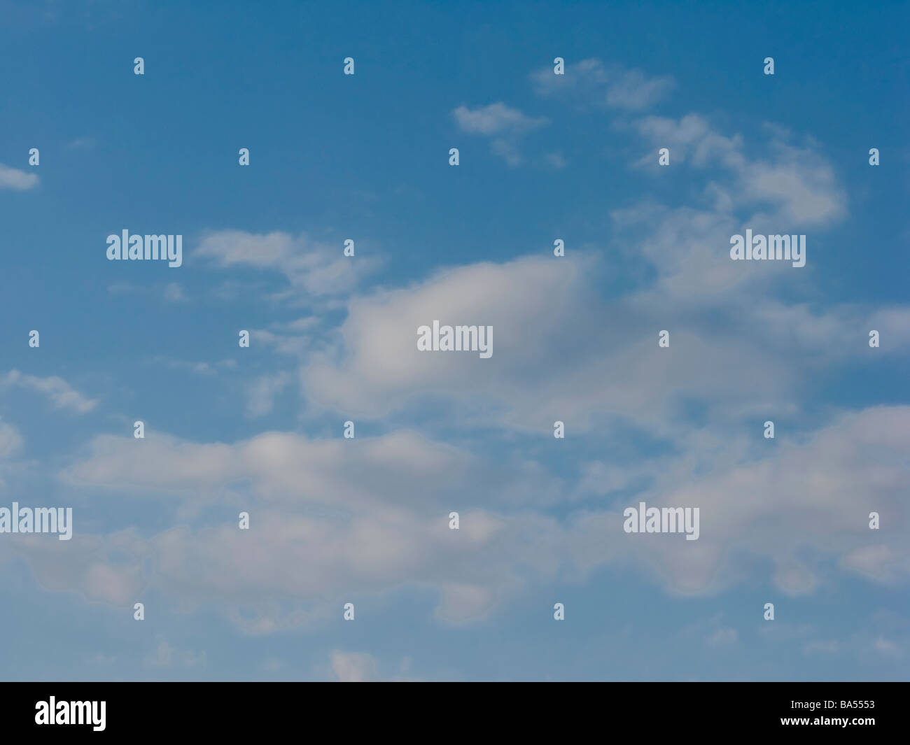 Cumulus-Wolken in einem tiefblauen Himmel Stockfoto