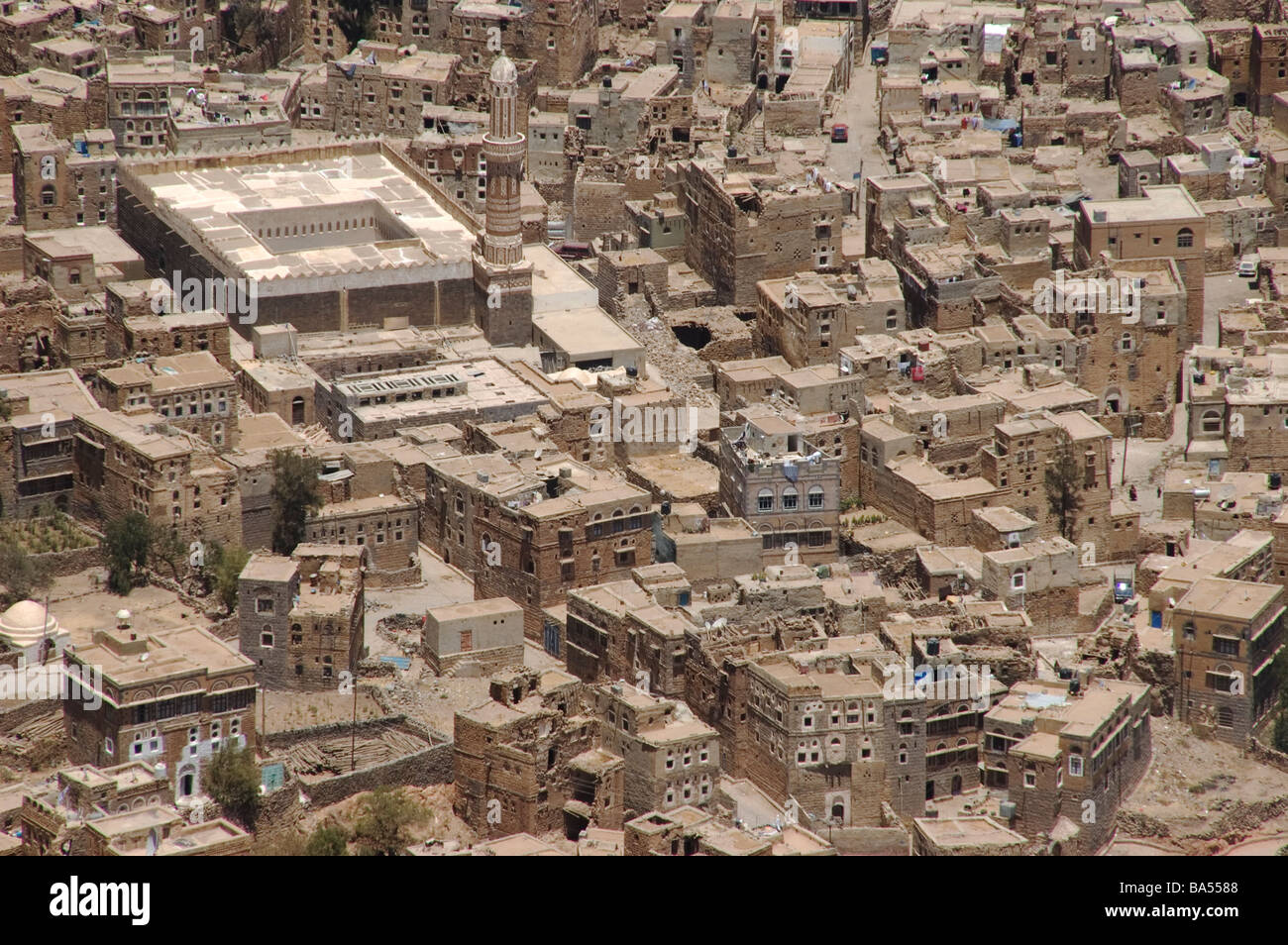 Das Dorf von Shibam, wie oben gesehen, aus Bergstadt Kawkaban, Jemen. Stockfoto