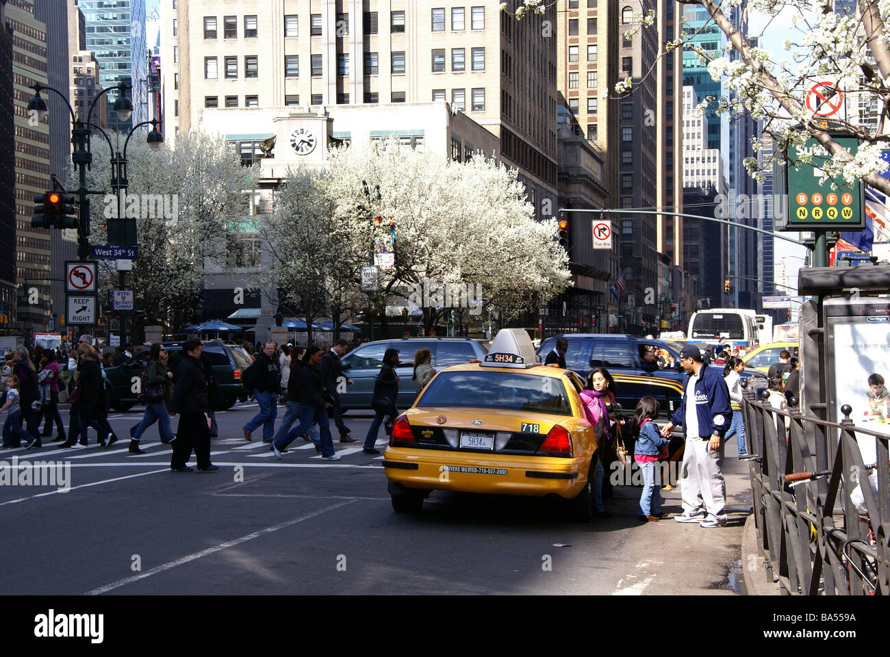 Passagiere, die ein yellow Cab auf 34 Straße in Manhattan zu verlassen Stockfoto