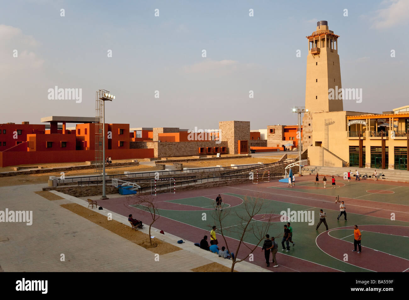 Neue Campus, der American University in Kairo, Blick auf Sportzentrum und studentisches Wohnen Stockfoto