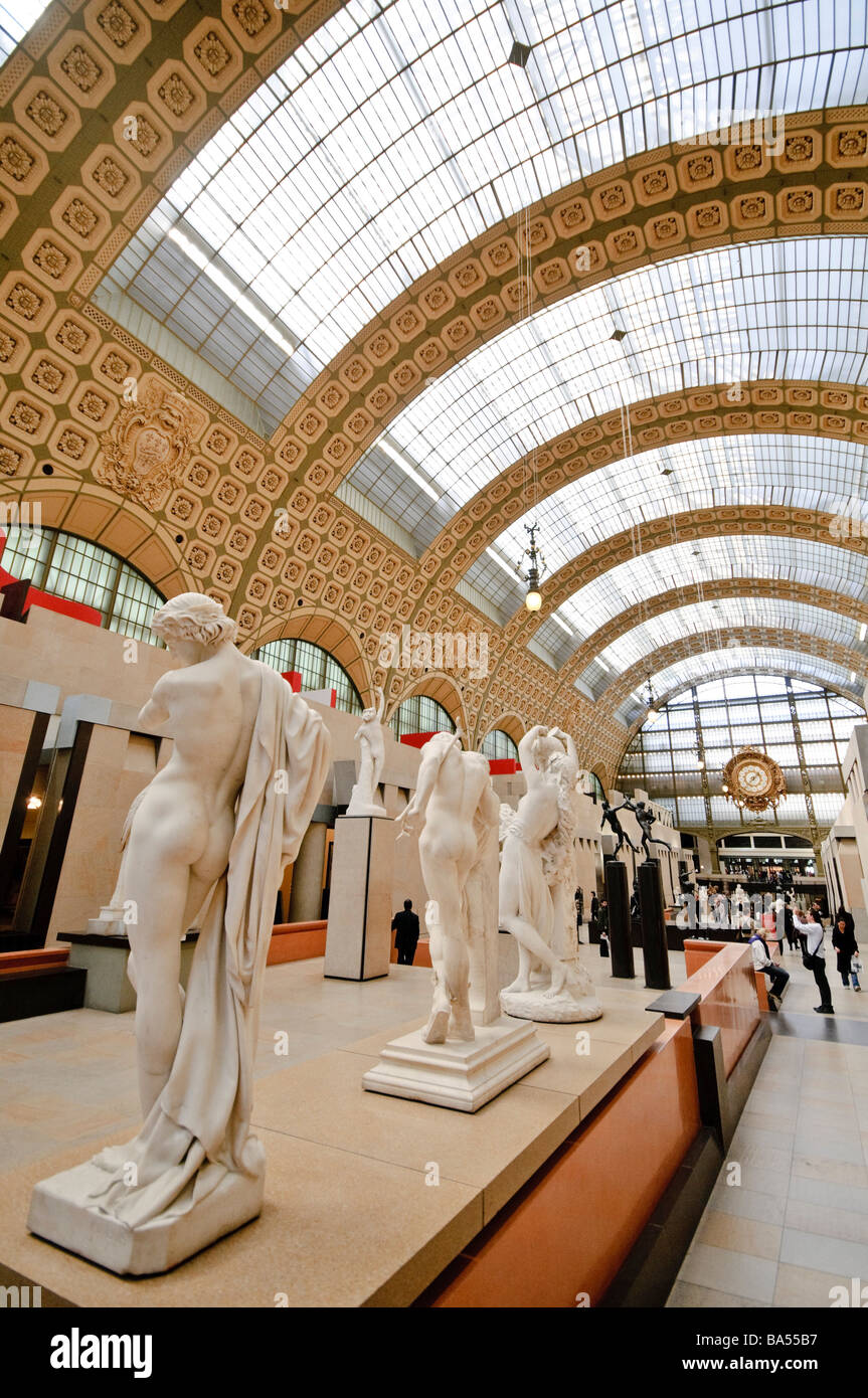 PARIS, Frankreich - Main Hall des Musée d'Orsay, früher ein Bahnhof (Gare d'Orsay) und jetzt eine Kunstgalerie der französischen Kunst von 1848 bis 1915 Zeitraum gewidmet. Verfügt über Erweiterung Sammlung von Meisterwerken von Malern wie Renoir, Cézanne, Monet und Degas. Stockfoto