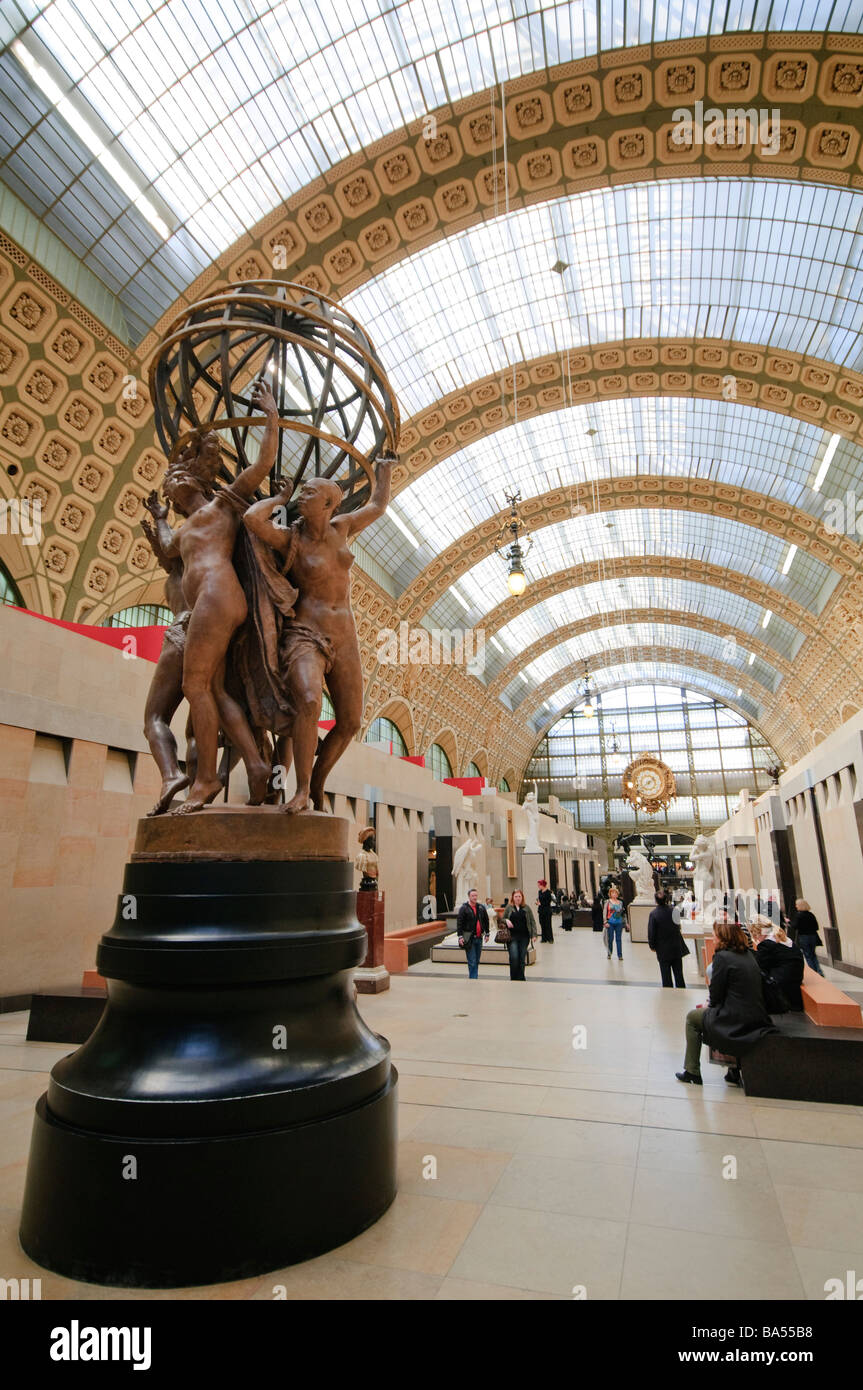 PARIS, Frankreich - Main Hall des Musée d'Orsay, früher ein Bahnhof (Gare d'Orsay) und jetzt eine Kunstgalerie der französischen Kunst von 1848 bis 1915 Zeitraum gewidmet. Verfügt über Erweiterung Sammlung von Meisterwerken von Malern wie Renoir, Cézanne, Monet und Degas. Stockfoto