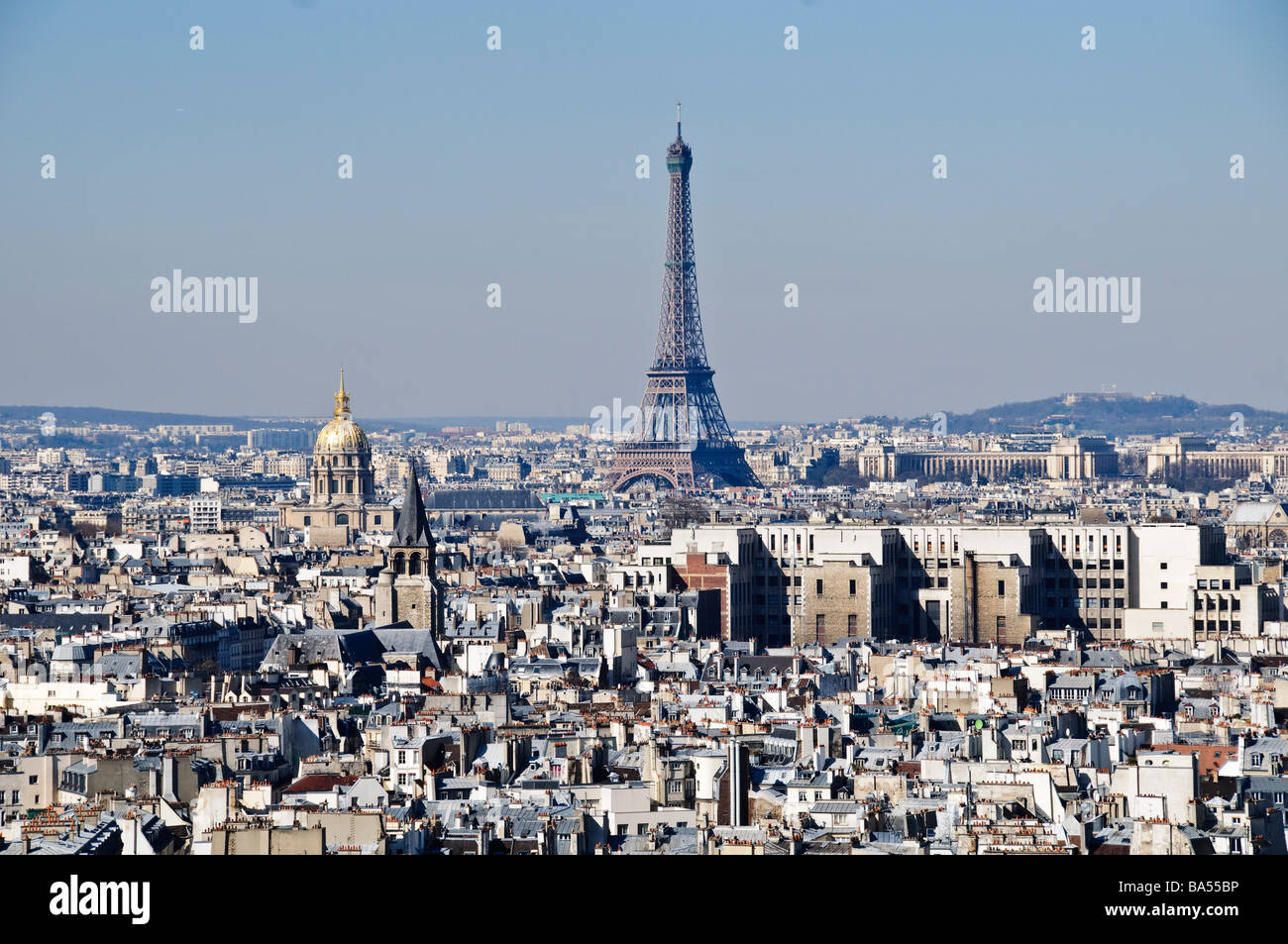 Eiffelturm Paris Skyline Dôme des Invalides Palais de Chaillot Paris Frankreich // PARIS, Frankreich — der Eiffelturm dominiert die Pariser Skyline an einem klaren, sonnigen Morgen, dessen ikonische Eisengitter über den Dächern der Stadt ragt. Der 330 Meter (1.083 Fuß) hohe Turm wurde 1889 für die Weltausstellung fertiggestellt und ist ein weltweites kulturelles Wahrzeichen. Ebenfalls sichtbar sind das goldene Dôme des Invalides, ein Komplex von Militärmuseen und Napoleons Grab. Weiter rechts befindet sich das Palais de Chaillot, das für die Ausstellung Internationale 1937 erbaut wurde und einen Panoramablick auf den Turm bietet. Dieser Panoramablick fängt die Dächer ein Stockfoto