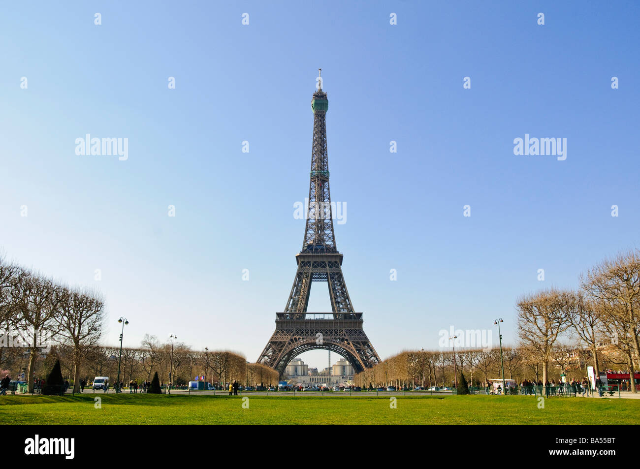 Eiffelturm aus dem Champ de Mars Park Paris France // PARIS, Frankreich — der Eiffelturm, ein markantes schmiedeeisernes Gitterwerk, ist vor einem klaren blauen Himmel vom Champ de Mars in der französischen Hauptstadt zu sehen. Dieses ikonische Denkmal wurde von Gustave Eiffels Firma entworfen und für die Weltausstellung 1889 gebaut. Mit einer Höhe von 330 Metern (1.083 Fuß), einschließlich seiner Antenne, war es 41 Jahre lang das höchste künstliche Bauwerk der Welt. Die unverwechselbare Silhouette des Eiffelturms ist ein weltweites kulturelles Wahrzeichen Frankreichs und prägt die Pariser Skyline. Befindet sich in Stockfoto