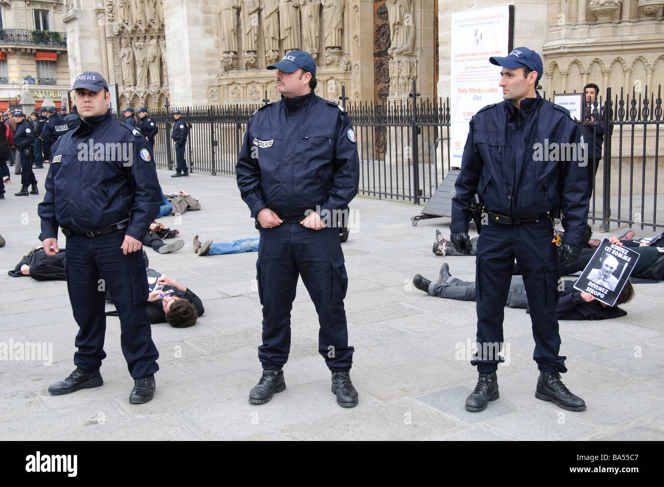 Kathedrale Notre Dame Polizei verhaftet Demonstranten Paris Frankreich // PARIS, Frankreich — Demonstranten und Gegenprotestierende stoßen in Paris direkt vor der Kathedrale Notre Dame zusammen, weil der Papst kürzlich vorgebracht hat, dass Kondome keine Lösung für das AIDS-Problem in Afrika seien. Die Polizei hat 11 Verhaftungen vorgenommen. Stockfoto
