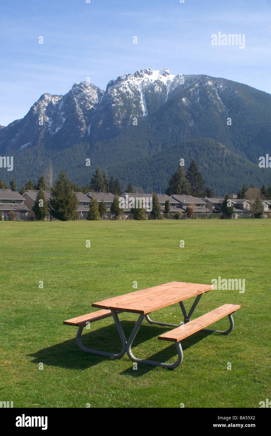 Picknick-Tisch auf dem Rasen montieren Si North Bend Washington Teil der Nord-Kaskaden in der Nähe von Snoqualmie Pass im US-Bundesstaat Washington Stockfoto