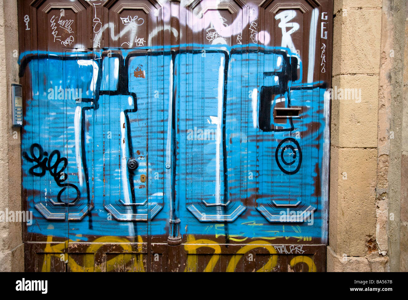 Graffiti an Tür Barcelona-Catalunya Spanien Stockfoto