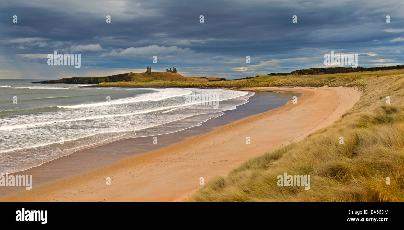 Dunstanburgh Castle an der Küste von Northumberland Stockfoto