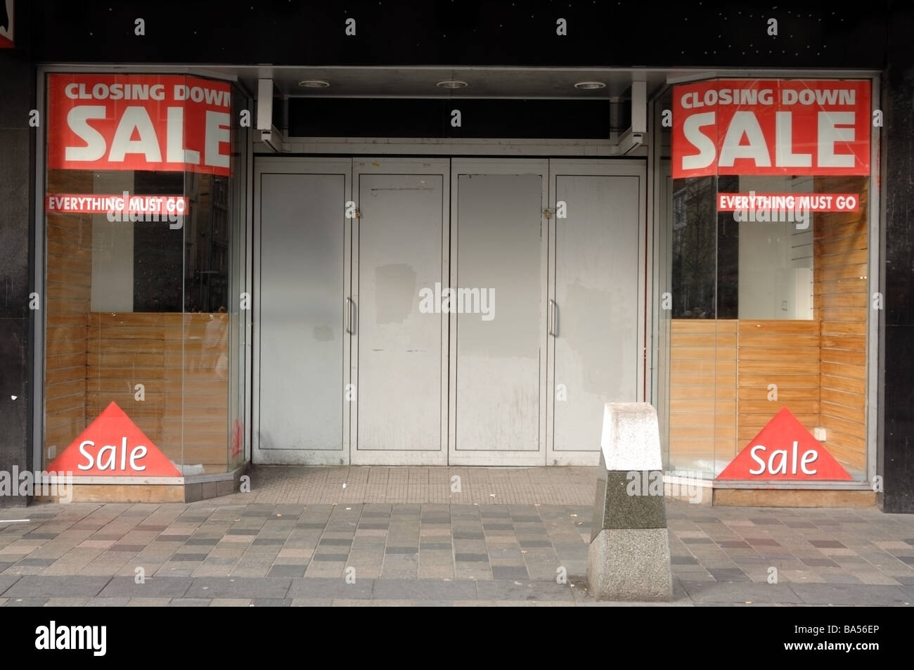 Foto der Verkaufsstelle, die aufgrund der Rezession und Kreditkrise geschlossen hat. Es Anzeichen von Verkauf und mit Brettern vernagelt. Stockfoto