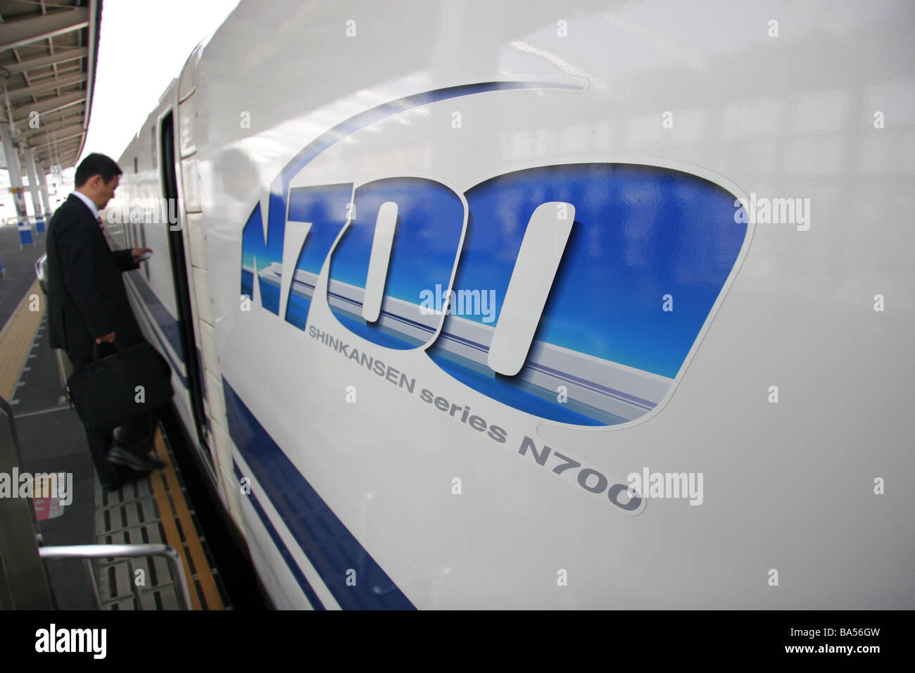 Japanischer Geschäftsmann Baureihe N700 Shinkansen-Zug einsteigen Stockfoto