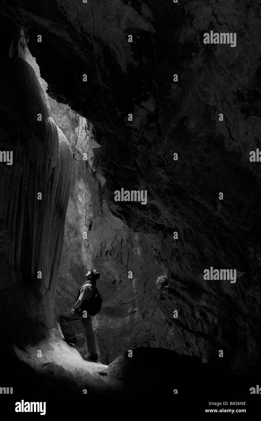 Ein Wanderer erkunden die Kalkstein-Formationen in Sai-Höhle in der Khao Sam Roi Yot Nationalpark in Thailand Stockfoto