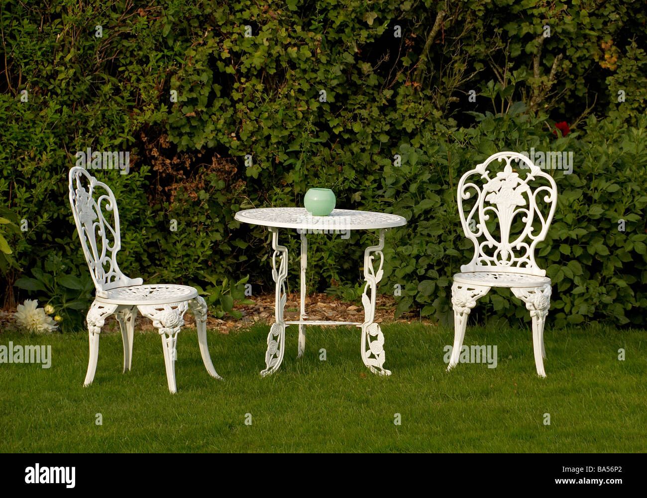 Weißmetall-Café im Garten gesetzt Stockfoto