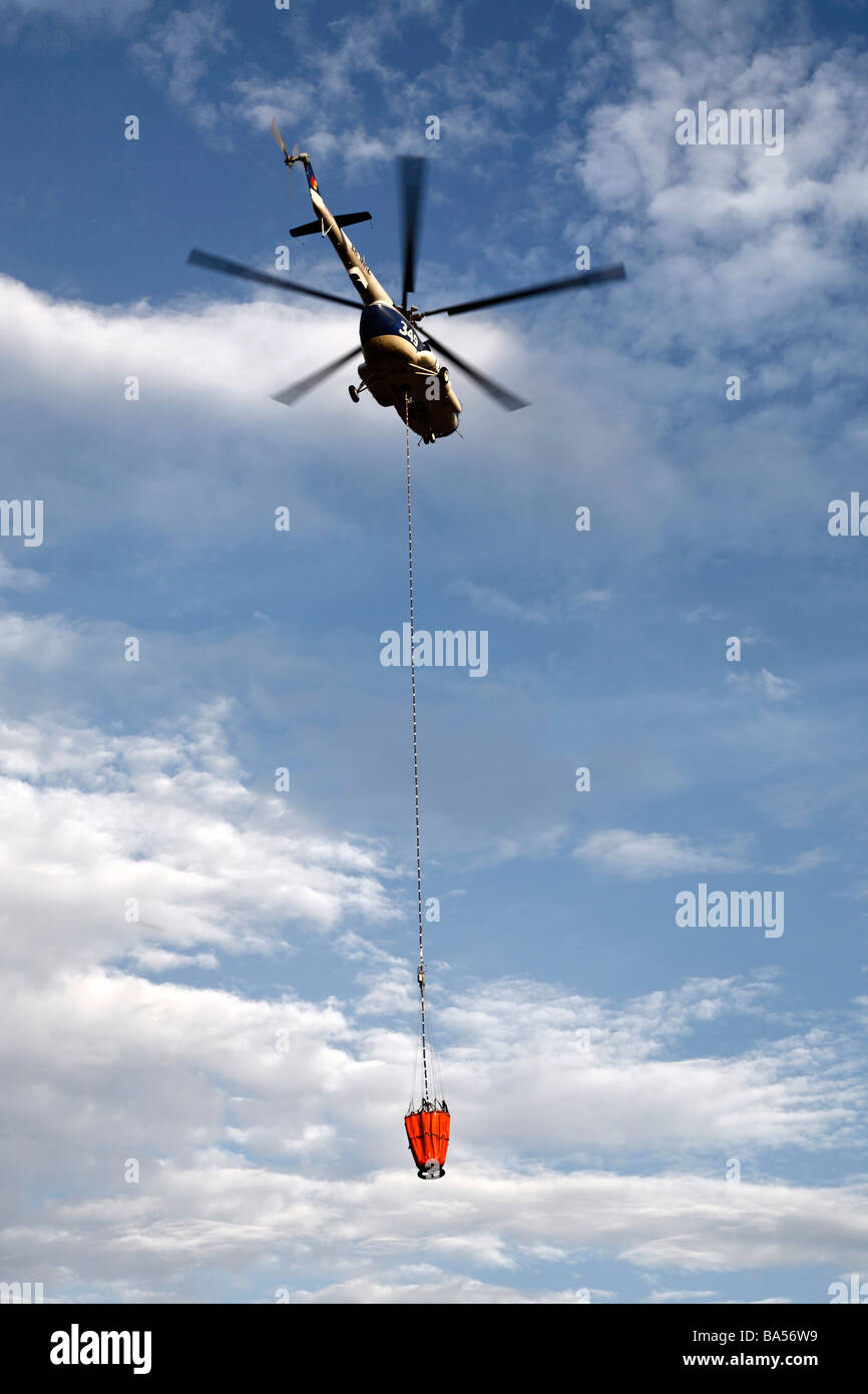 Kampf gegen Hubschrauber ER MHZ Mil Mi-8MTV 1 Schwergut Hubschrauber Feuer Stockfoto