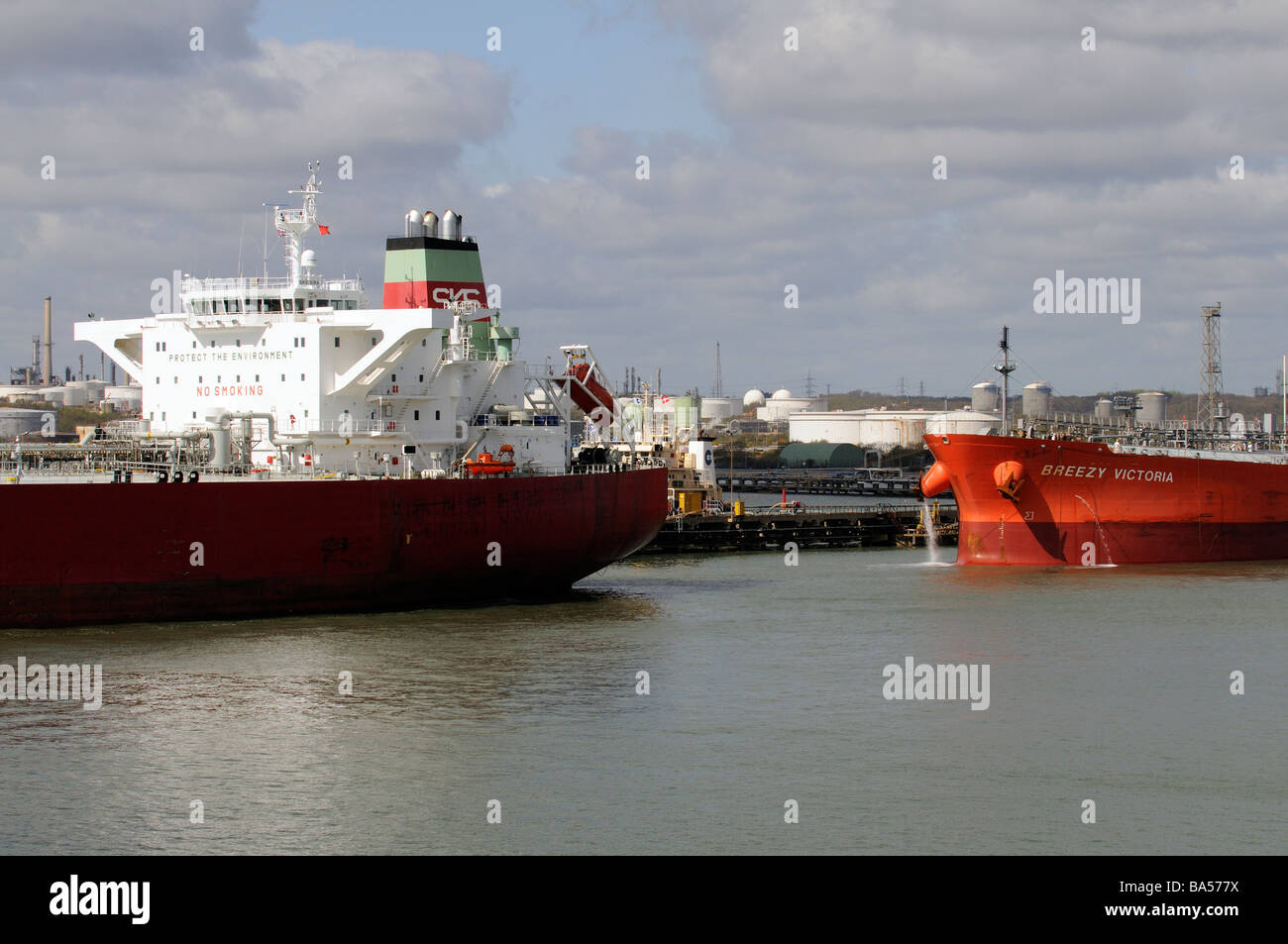 Tankschiffe neben in Fawley Raffinerie am Southampton Water südlichen England UK Stockfoto