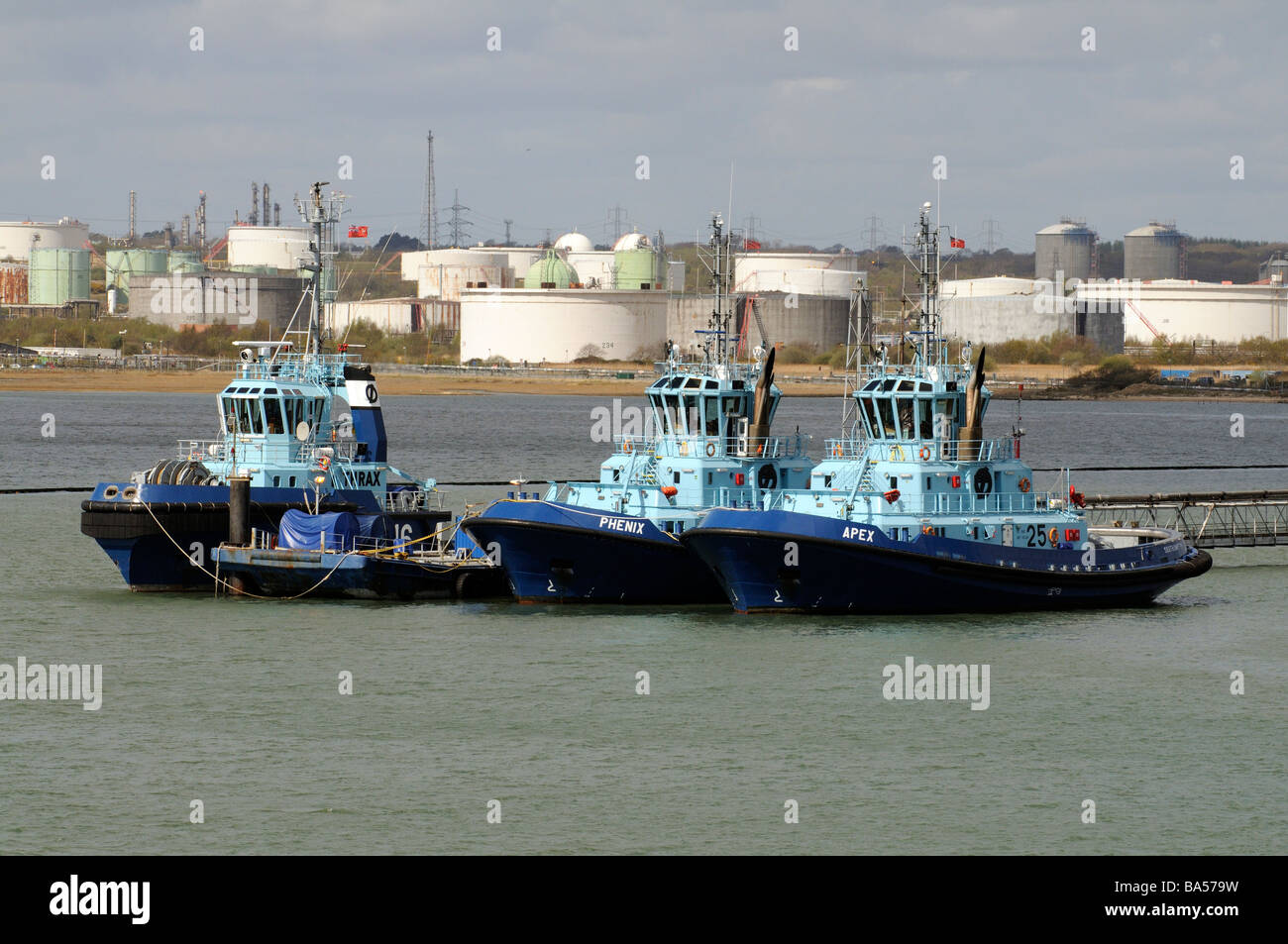 Drei Ozean gehen Schlepper am Southampton Water mit einem Hintergrund von Fawley Raffinerie Lagertanks Stockfoto