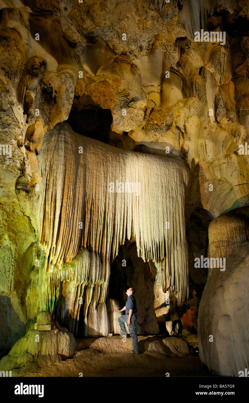 Ein Tourist anzeigen die Pha Wichit Formation in Chompon Höhle in Ratchaburi, Thailand Stockfoto