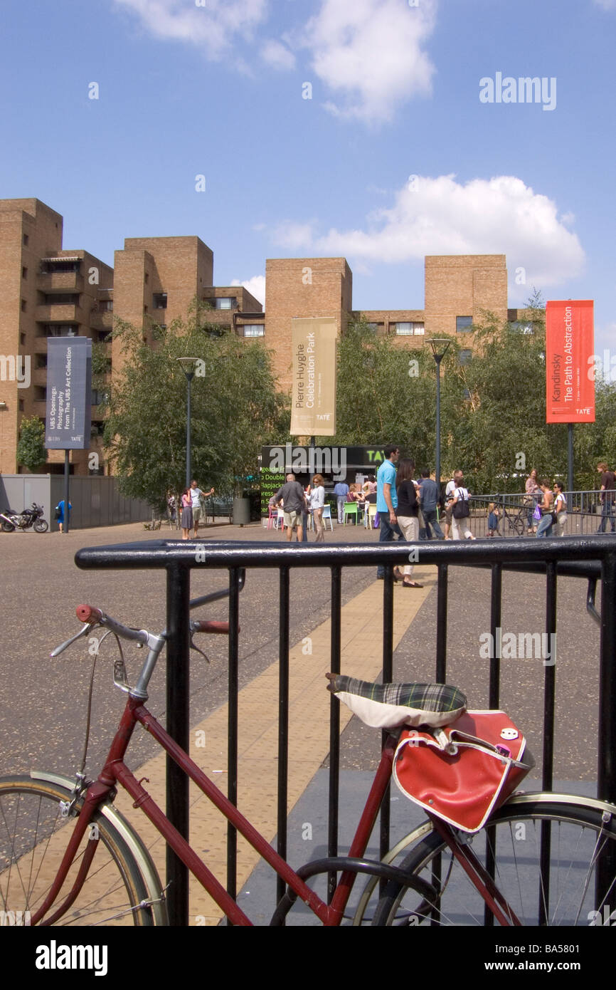 Street Scene außerhalb Tate Modern Bankside, London, England, Großbritannien Stockfoto