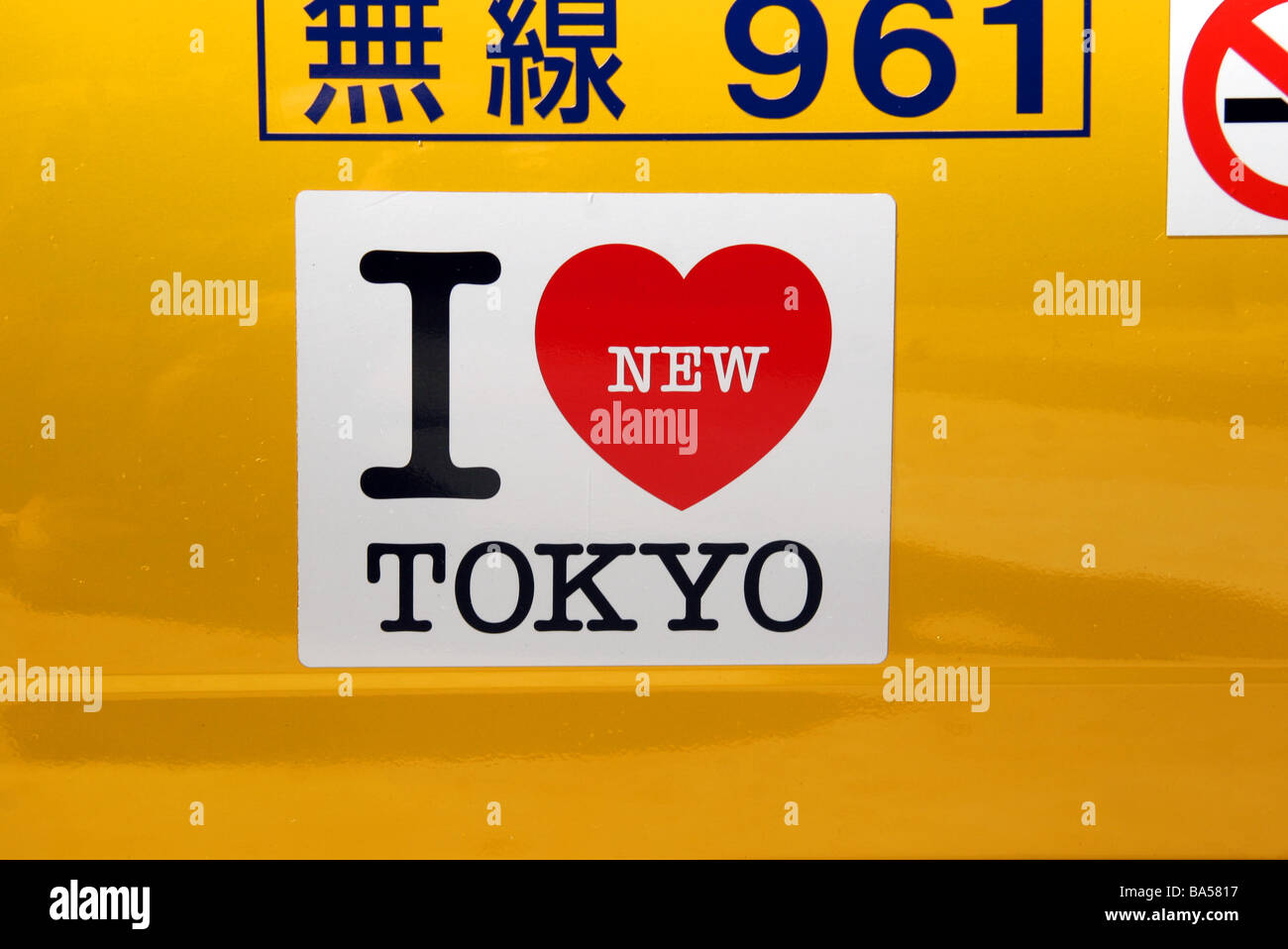 Ich liebe Tokio Aufkleber auf der Tür des gelbes Taxi cab in Tokio Japan Stockfoto
