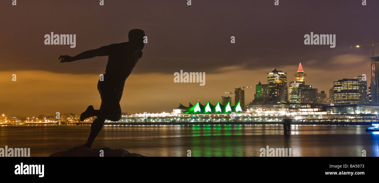 Nacht-Skyline von Vancouver BC vom Stanley Park mit der Statue des Harry Winston Jerome im Vordergrund Stockfoto