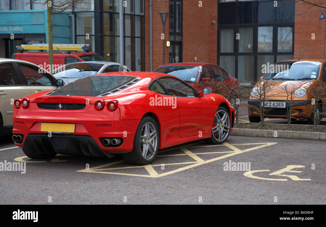Ferrari Auto rücksichtslos in einen behinderten Parkplatz geparkt Stockfoto