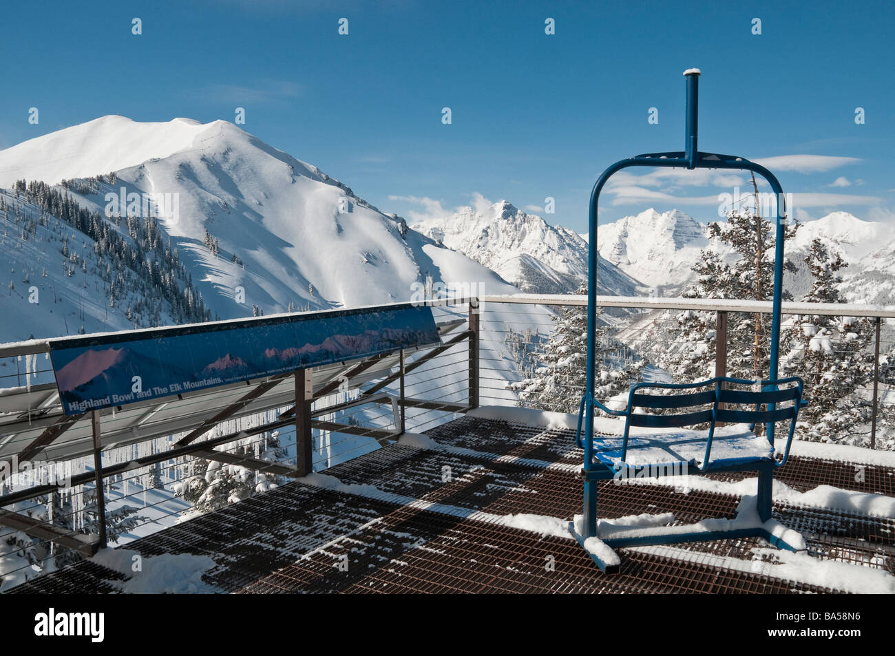 Highland und Pyramide Gipfel vom Deck der Ski Patrol Kabine auf Loge Peak, Skigebiet Aspen Highlands, Aspen, Colorado. Stockfoto