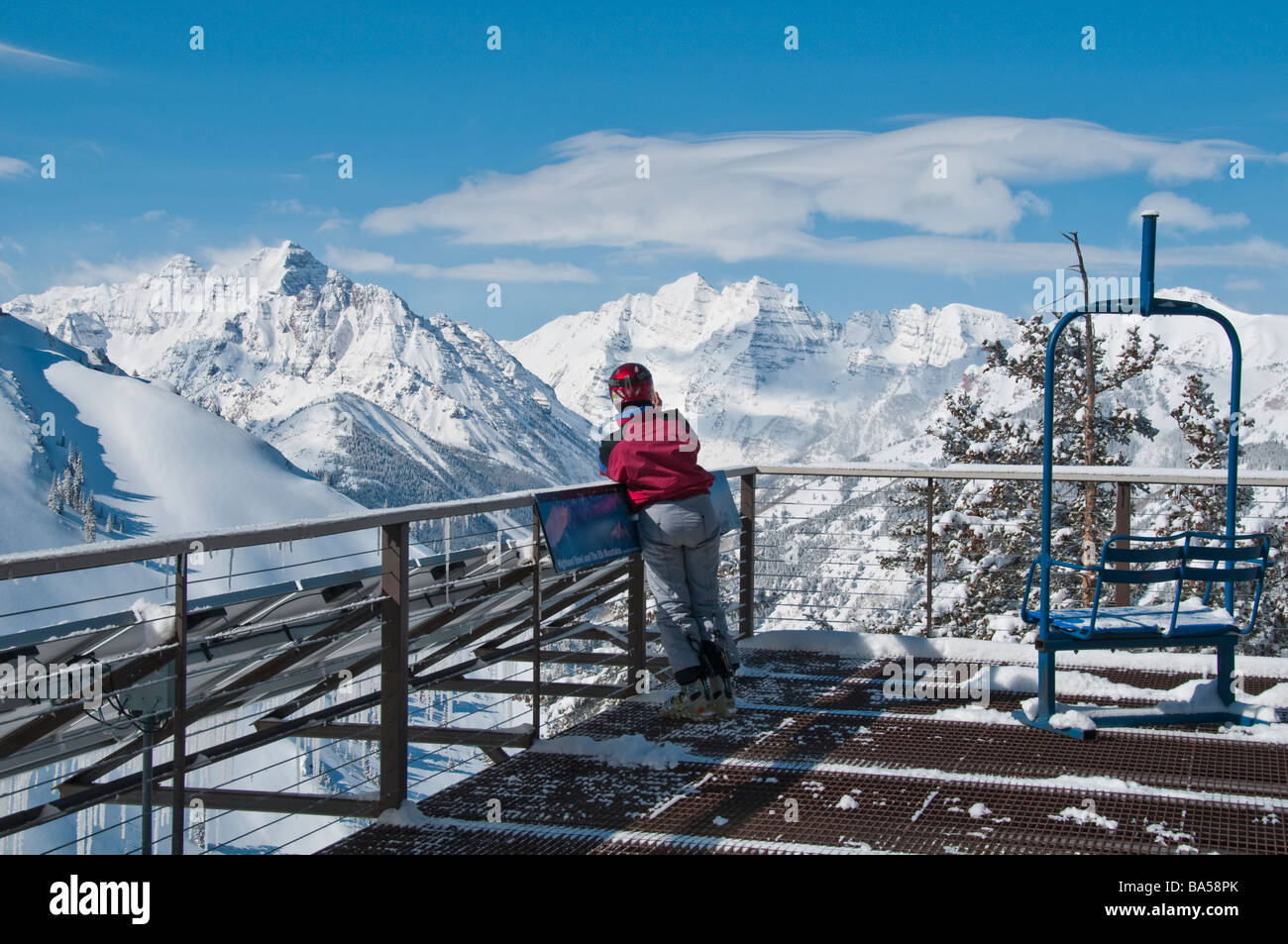 Frau Fotografien Pyramid Peak und Maroon Bells aus der Loge Peak Ski patrol Kabine, Skigebiet Aspen Highlands, Aspen, Colorado. Stockfoto