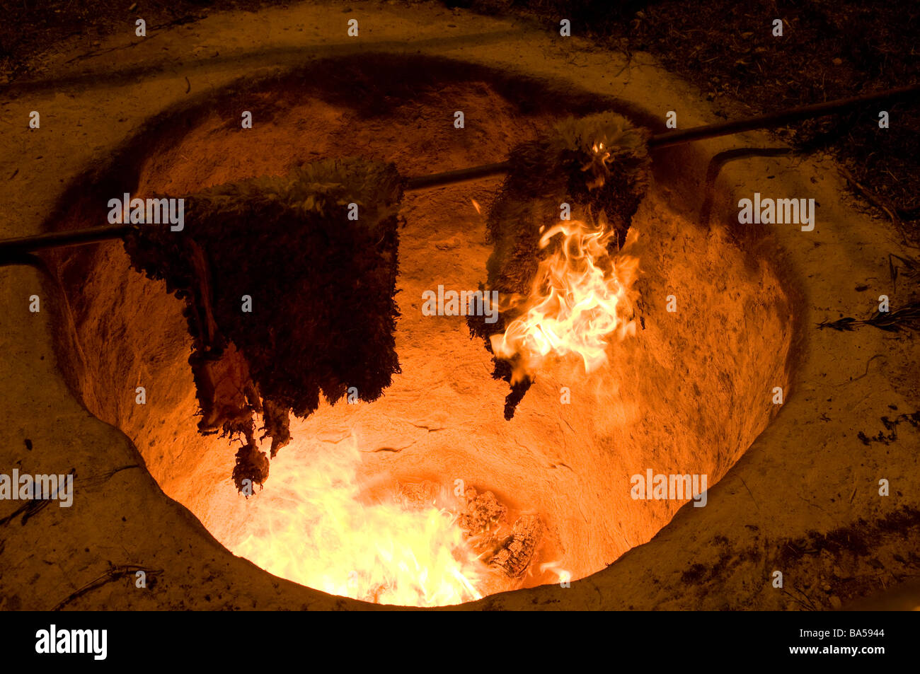 Eine Feuerstelle mit Resten von Schafen während der Samariter traditionelle Passahfest Opfer am Berg Garizim Westjordanland Israel Stockfoto