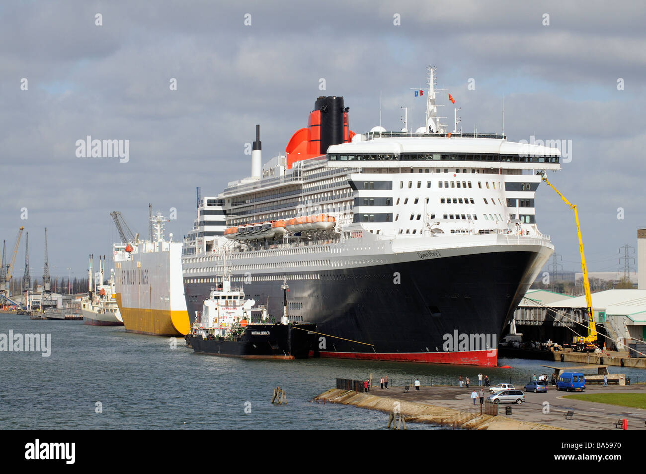 Queen Mary 2 berühmten Cunard Firma Kreuzfahrtschiff festgemacht in Southampton Docks südlichen England UK Stockfoto