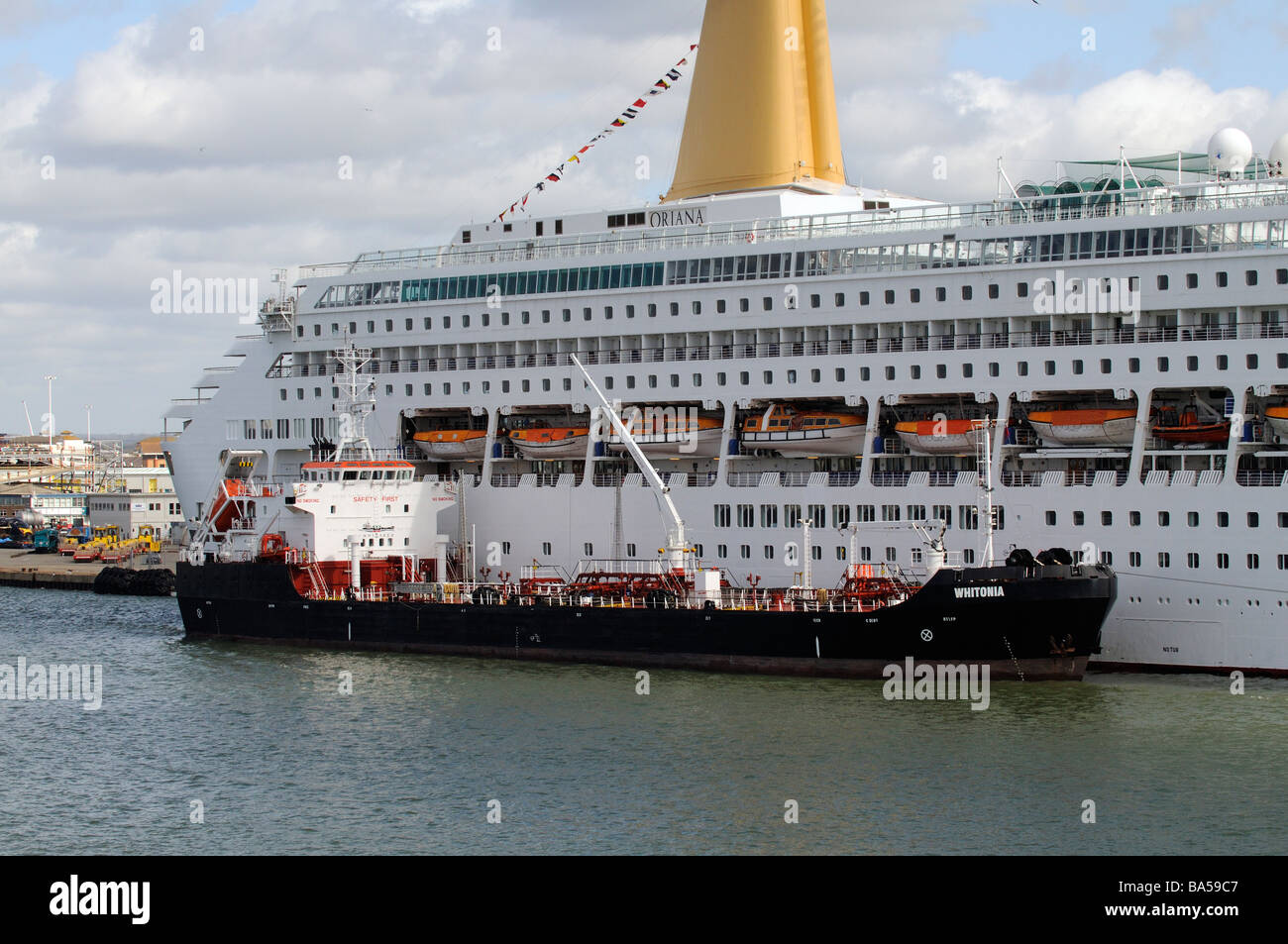 Oriana in Southampton Docks südlichen England UK neben berühmten P & O Kreuzfahrten Unternehmen Kreuzfahrtschiff festgemacht ist Whitonia Stockfoto