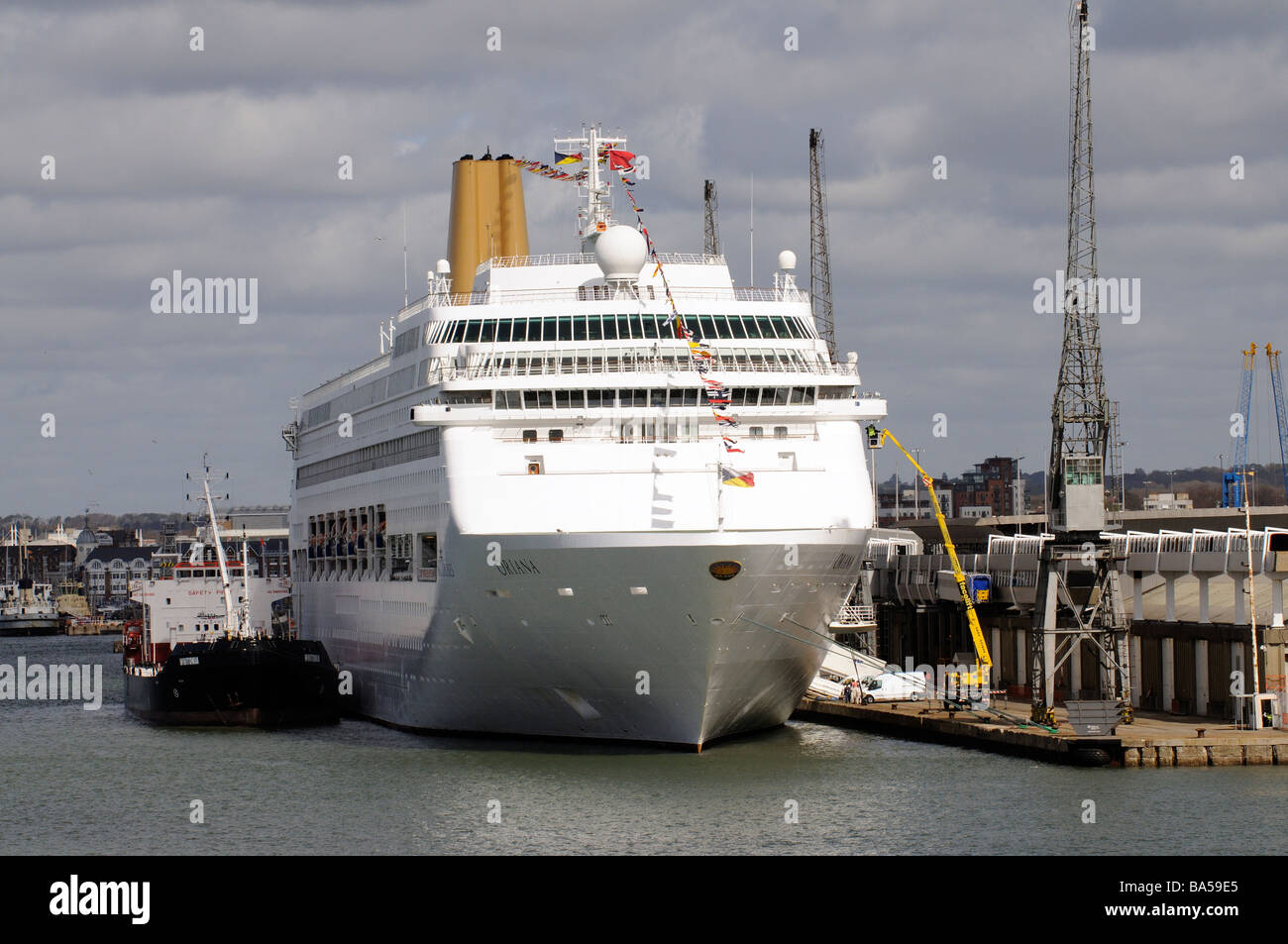 Oriana berühmten P & O Kreuzfahrten Unternehmen Kreuzfahrtschiff festgemacht in Southampton Docks südlichen England UK Stockfoto