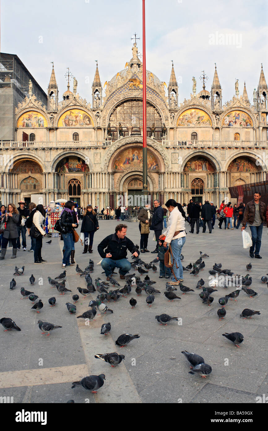 Leute füttern der Tauben vor der Basilika San Marco Platz (Piazza San Marco)-Venedig, Italien. Stockfoto