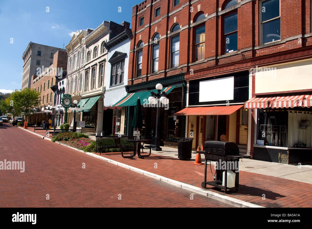 Geschäfte in den erhaltenen Gebäuden in der historischen Innenstadt von Frankfort Kentucky Stockfoto