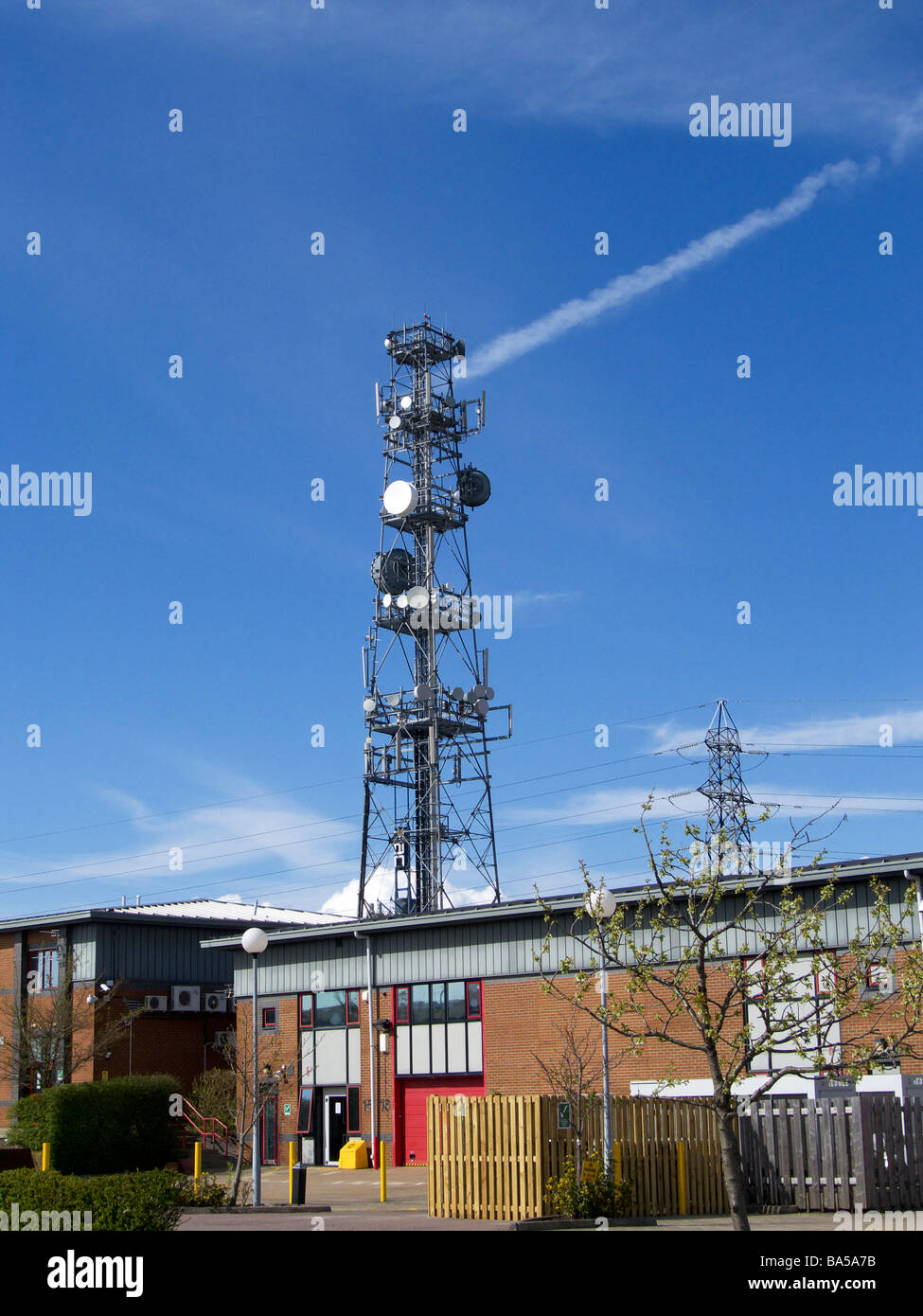 Mikrowelle-Fernmeldeturm Stockfoto