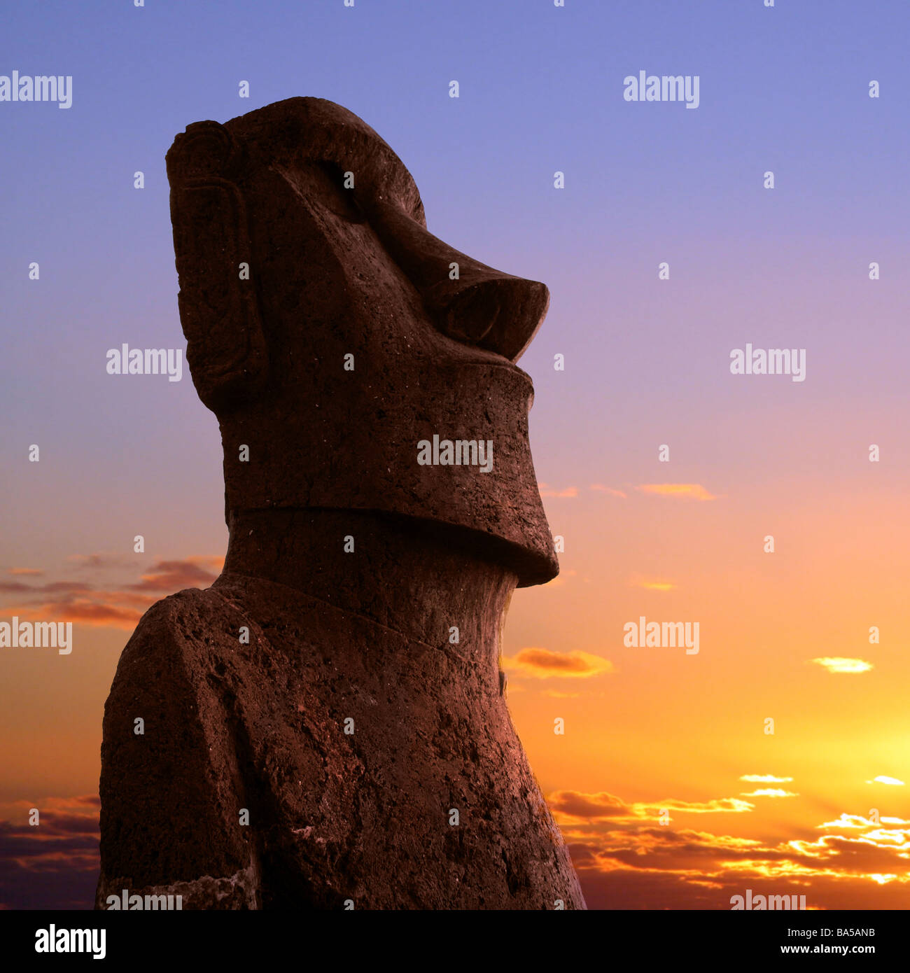Eine Steinstatue auf der Osterinsel bei Sonnenuntergang Stockfoto