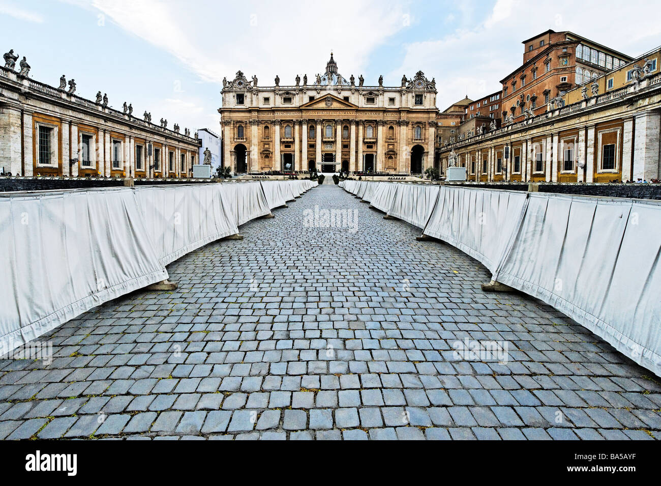 Gang zwischen temporären Sitzgelegenheiten warten Kongregation für Outdoor-Messe in St. Peter-Rom Stockfoto
