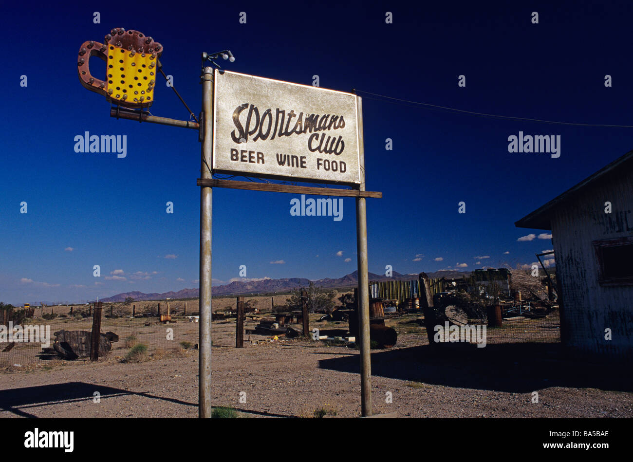 Verlassenen Club Schild am alten Highway Route 66 Barstow Kalifornien USA Stockfoto