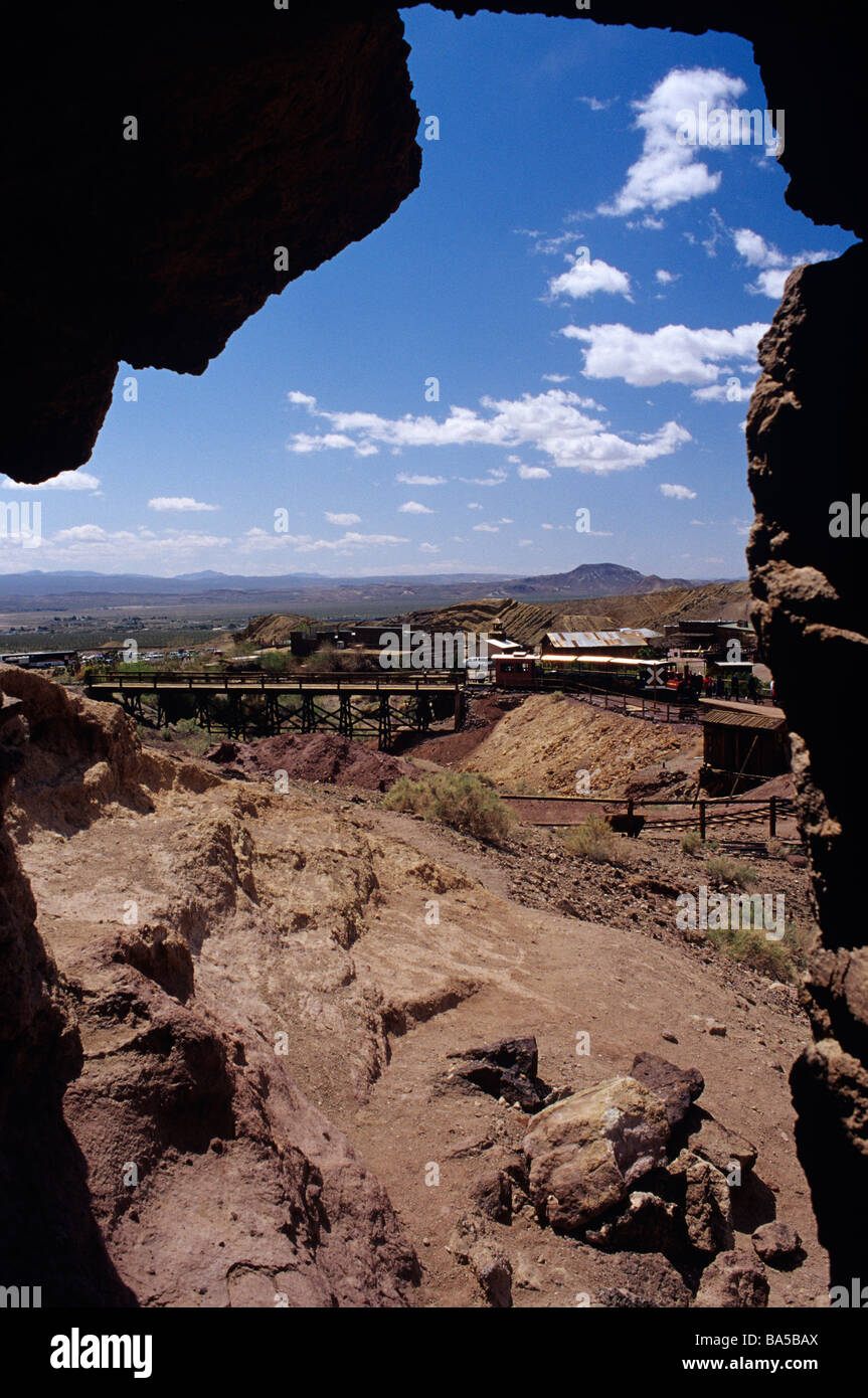 Retro-Bild der Geisterstadt Calico mit Eisenbahn und Zug in der Bergbaustadt Barstow, Kalifornien, USA Stockfoto
