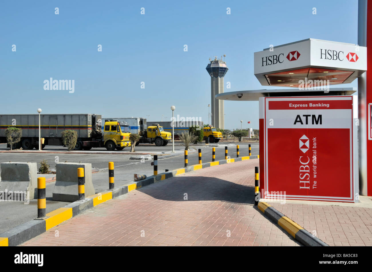 HSBC "durchfahren" ATM Dienstleistungen Anlage für Autofahrer ca. Mittelpunkt auf King Fahd Causeway verbindet Bahrain, Saudi Arabien Stockfoto