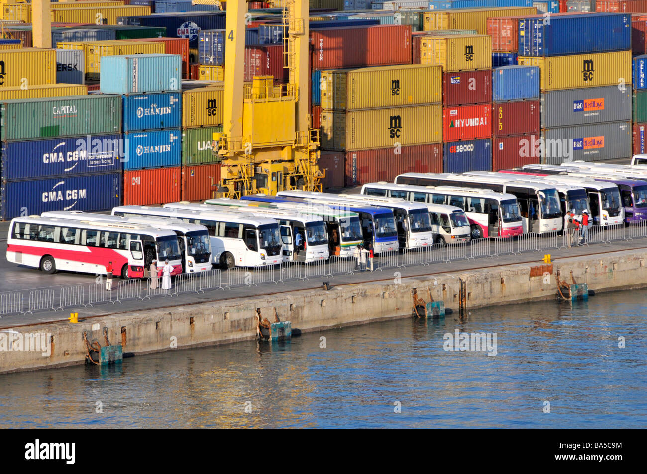 Ausflugsbusse warten auf Kreuzfahrtschiffpassagiere in kommerziellen Schiffscontainern Port Sultan Qaboos Muttrah Muscat Oman im Golf von Oman Naher Osten Stockfoto