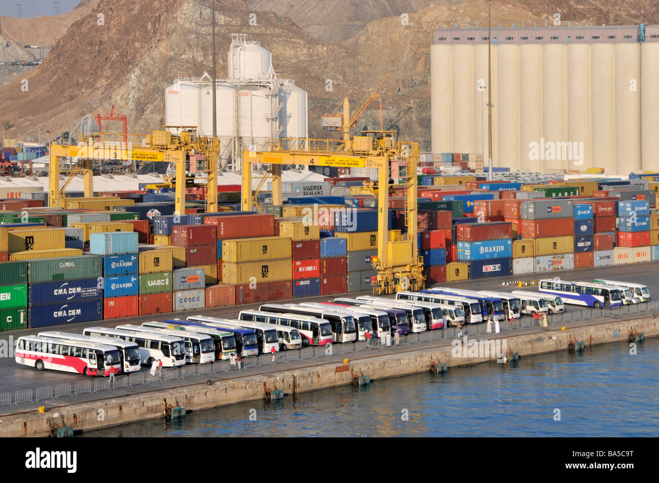 Ausflugsbusse warten auf Kreuzfahrtschiffpassagiere in kommerziellen Schiffscontainern Port Sultan Qaboos Muttrah Muscat Oman im Golf von Oman Naher Osten Stockfoto