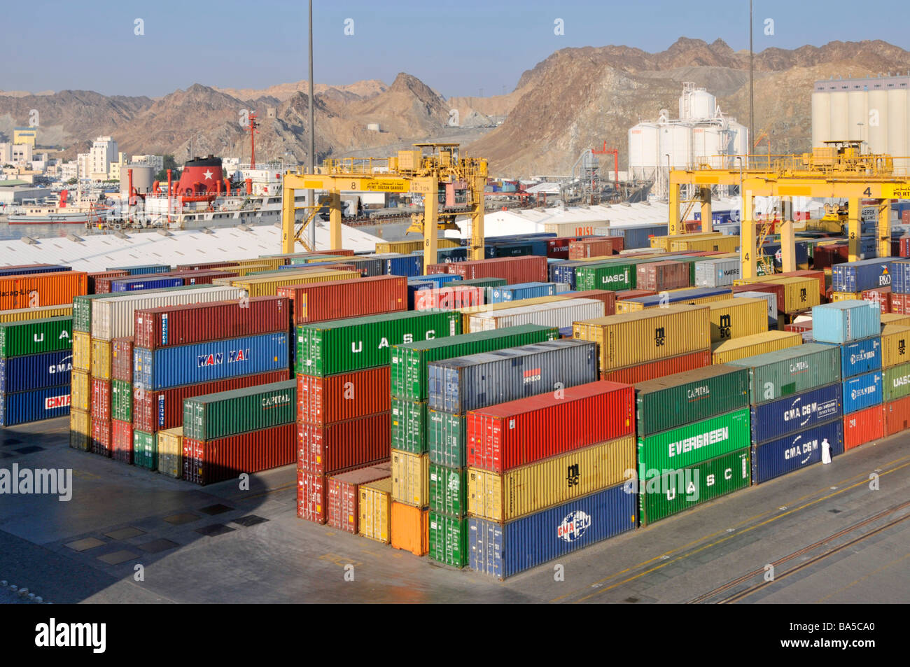 Luftaufnahme kommerziellen Dock & bunte Schiffahrtscontainer unter gelb Mobilkran am Port Sultan Qaboos Muttrah Muscat Golf von Oman Naher Osten Stockfoto