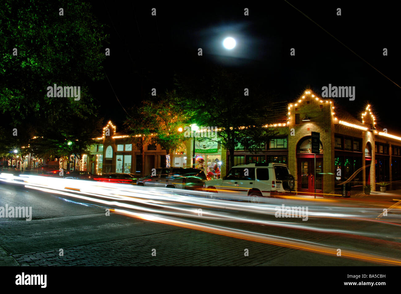 Städtischen Nachtaufnahme mit gestreift Scheinwerfer durch Langzeitbelichtung Stockfoto