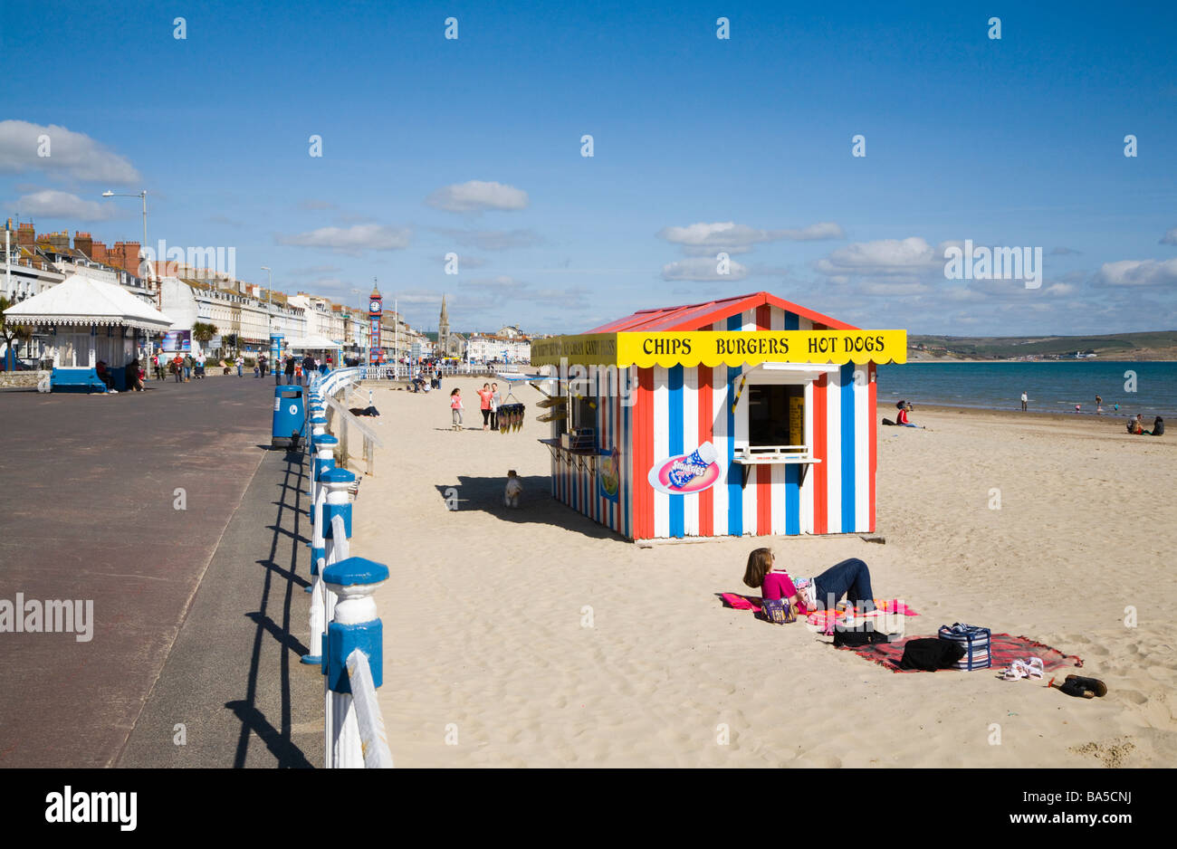 Menschen auf Weymouth Strand und Strandpromenade Esplanade. Dorset. VEREINIGTES KÖNIGREICH. Fast Food und Eis Kiosk. Stockfoto