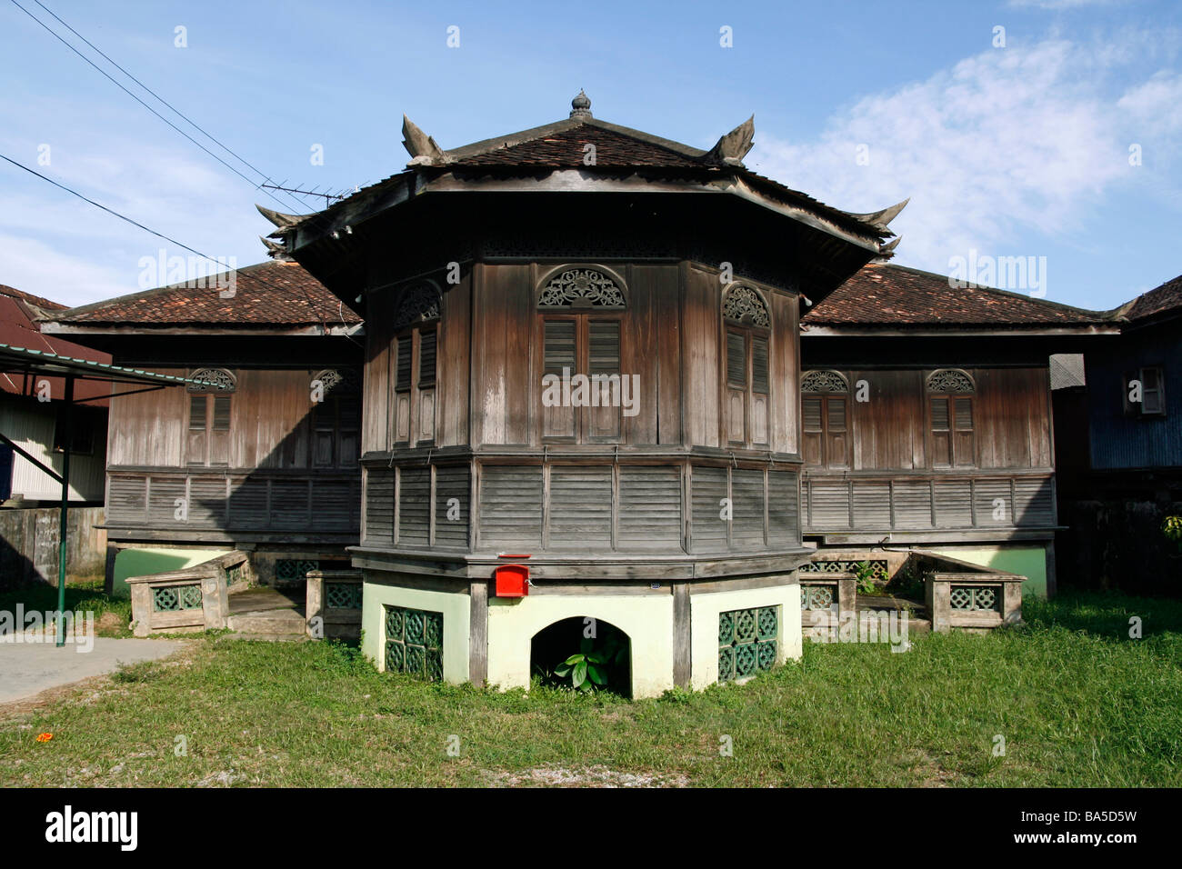 Traditionellen malaiischen Herrenhaus gehörte, die einst zu einem Gericht Beamter, Kota Bharu, Malaysia Stockfoto